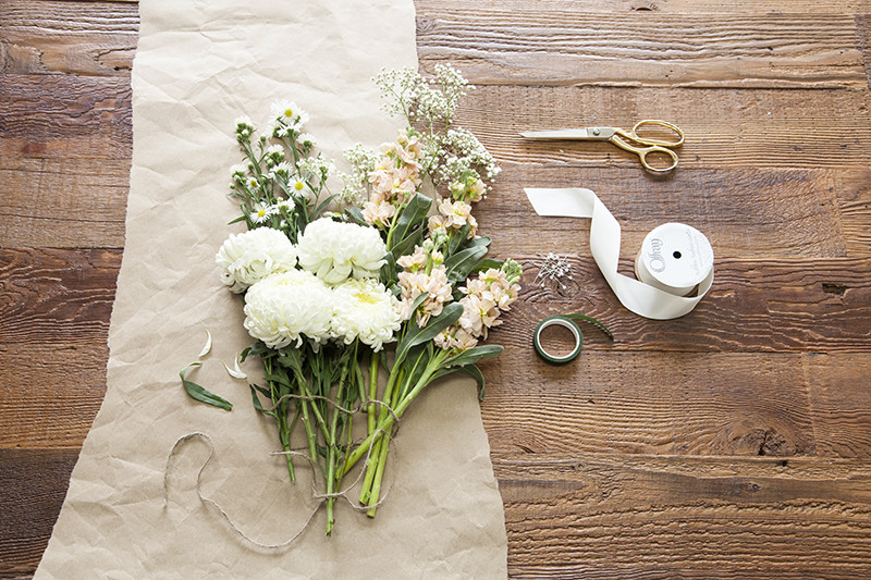 Wedding Flowers DIY
 Build Your Own Wedding Bouquet With This Easy DIY