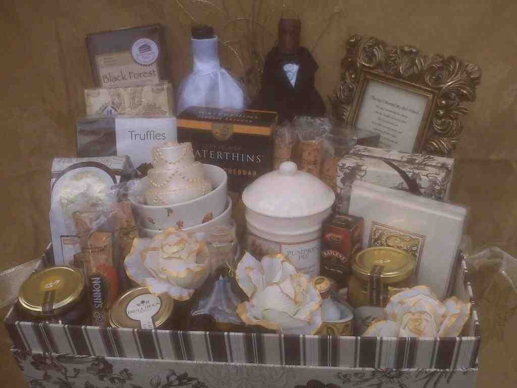 Wedding Gift Basket Ideas For Bride And Groom
 Wedding Gift Baskets For Bride And Groom Wedding and