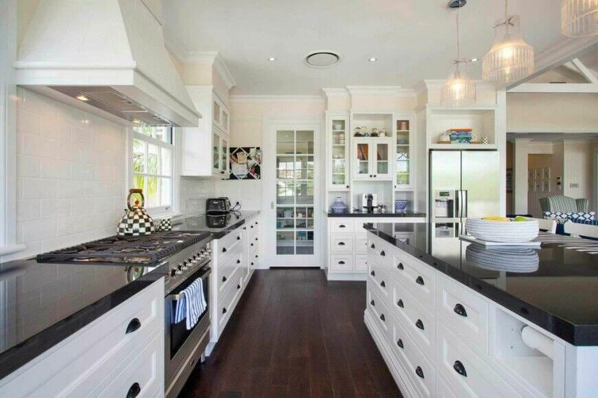 White Kitchen With Black Granite
 36 Inspiring Kitchens with White Cabinets and Dark Granite