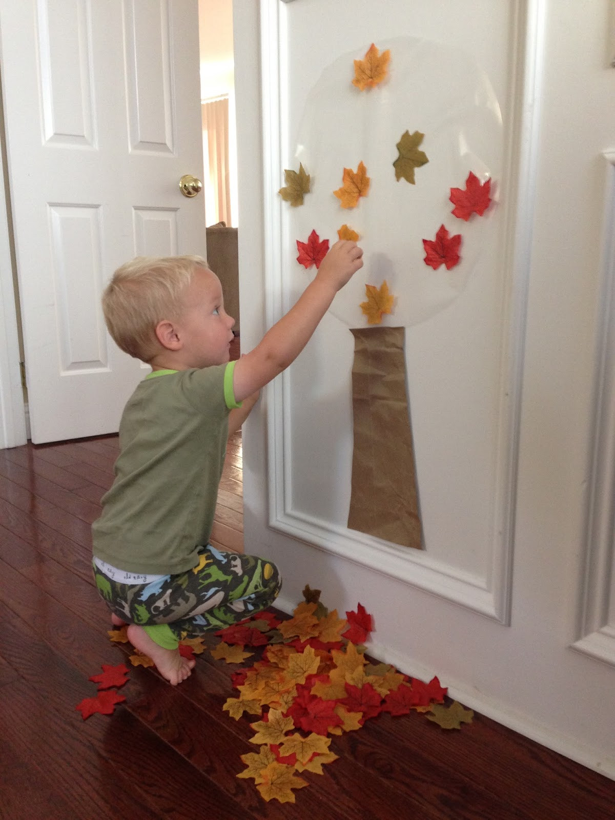 Autumn Activities For Toddlers
 Toddler Approved Easy Fall Tree Activity for Toddlers