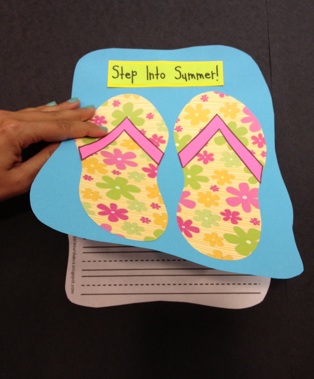 End Of Summer Crafts For Preschoolers
 End of the Year Bulletin Board Ideas Apples and ABC s
