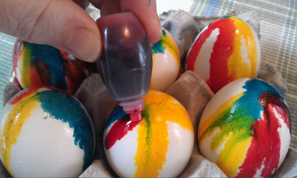 Дети красили яйца. Красители для яиц. Крашеные яйца. Крашение яиц. Красивые крашеные яйца.