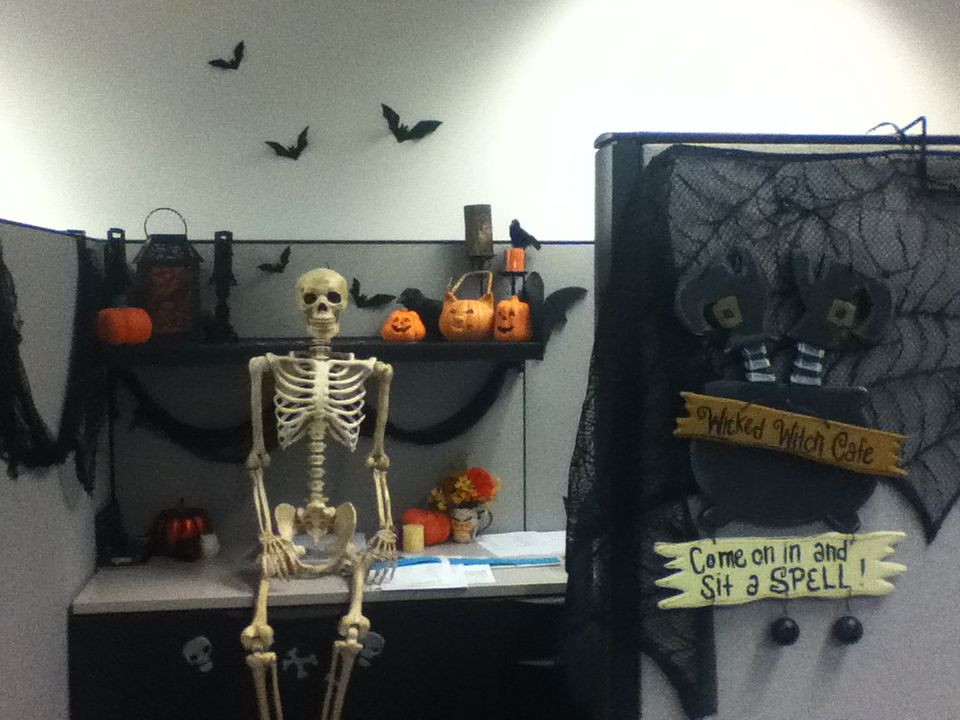 Halloween Cubicle Decorating Ideas
 My Halloween cubicle