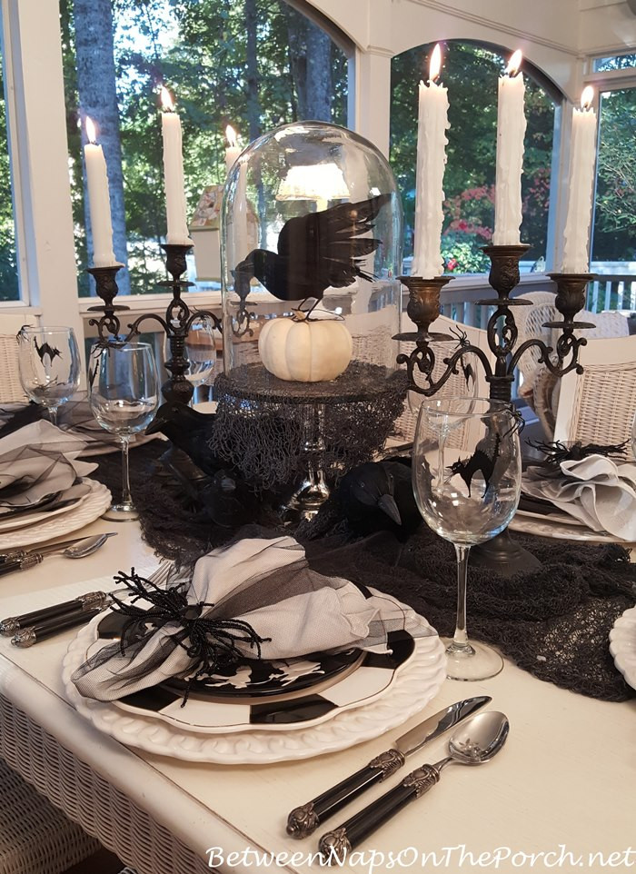 Halloween Tables Ideas
 Set a Halloween Table in Black and White
