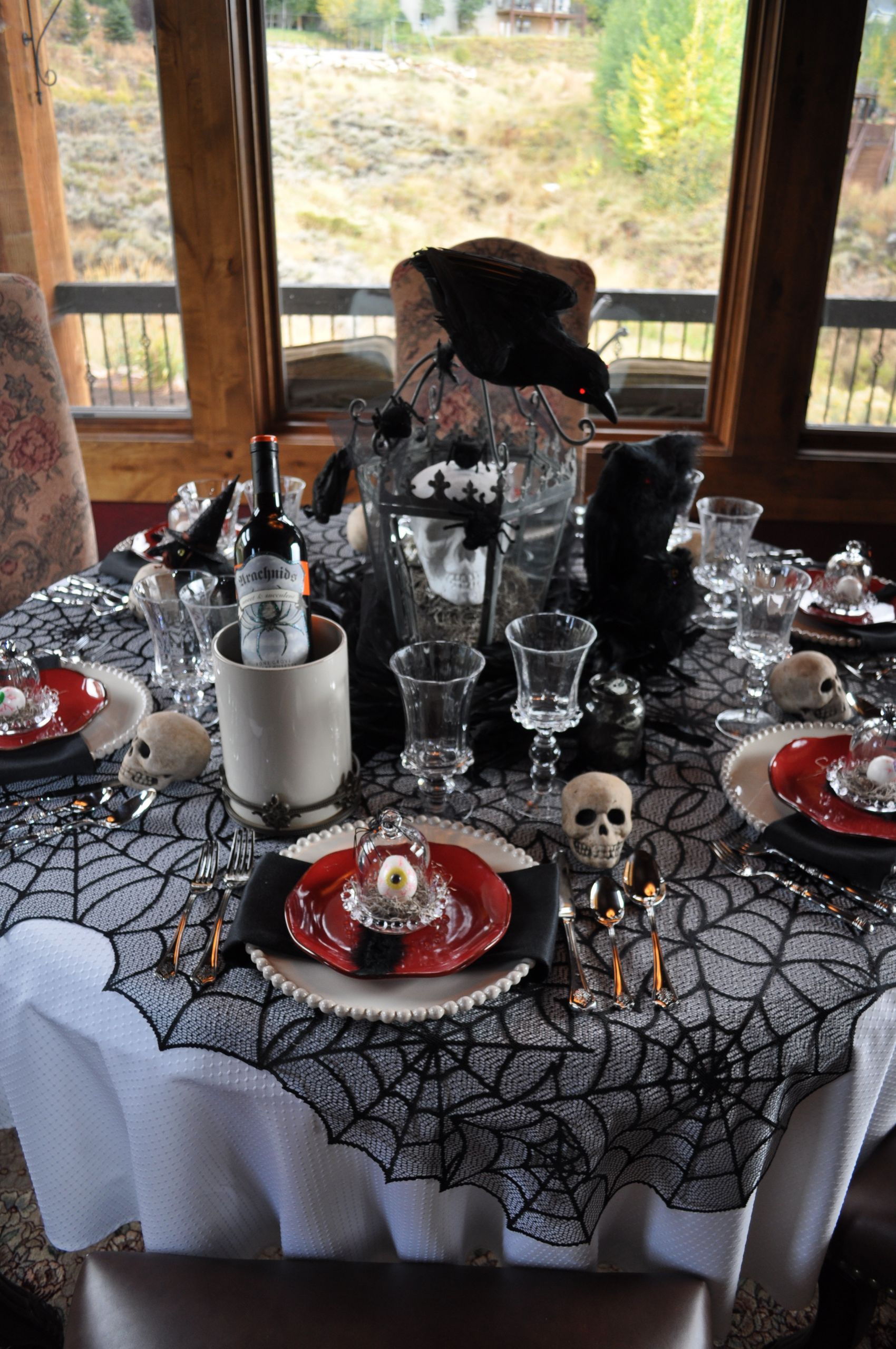 Halloween Tables Ideas
 Skulls and Other Creepy Creatures