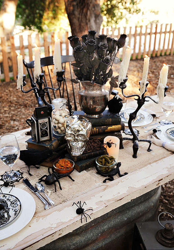 Halloween Tables Ideas
 Halloween Table Settings 12 Spooky & Glamorous Ideas