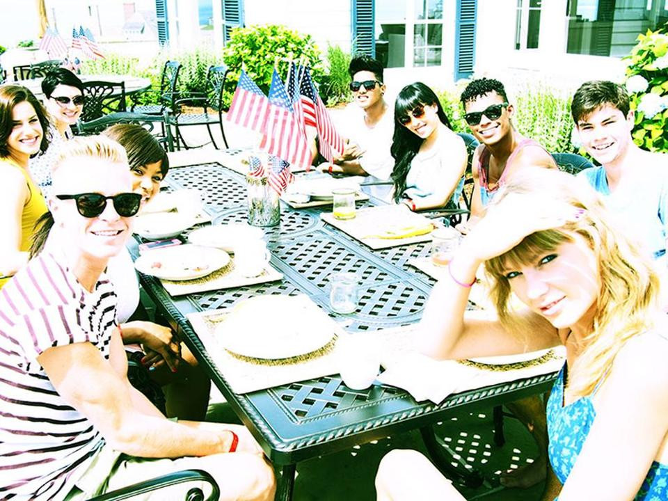 Taylor Swift 4th Of July Party 2020
 Taylor Swift parties with her ‘touring family’ at her home