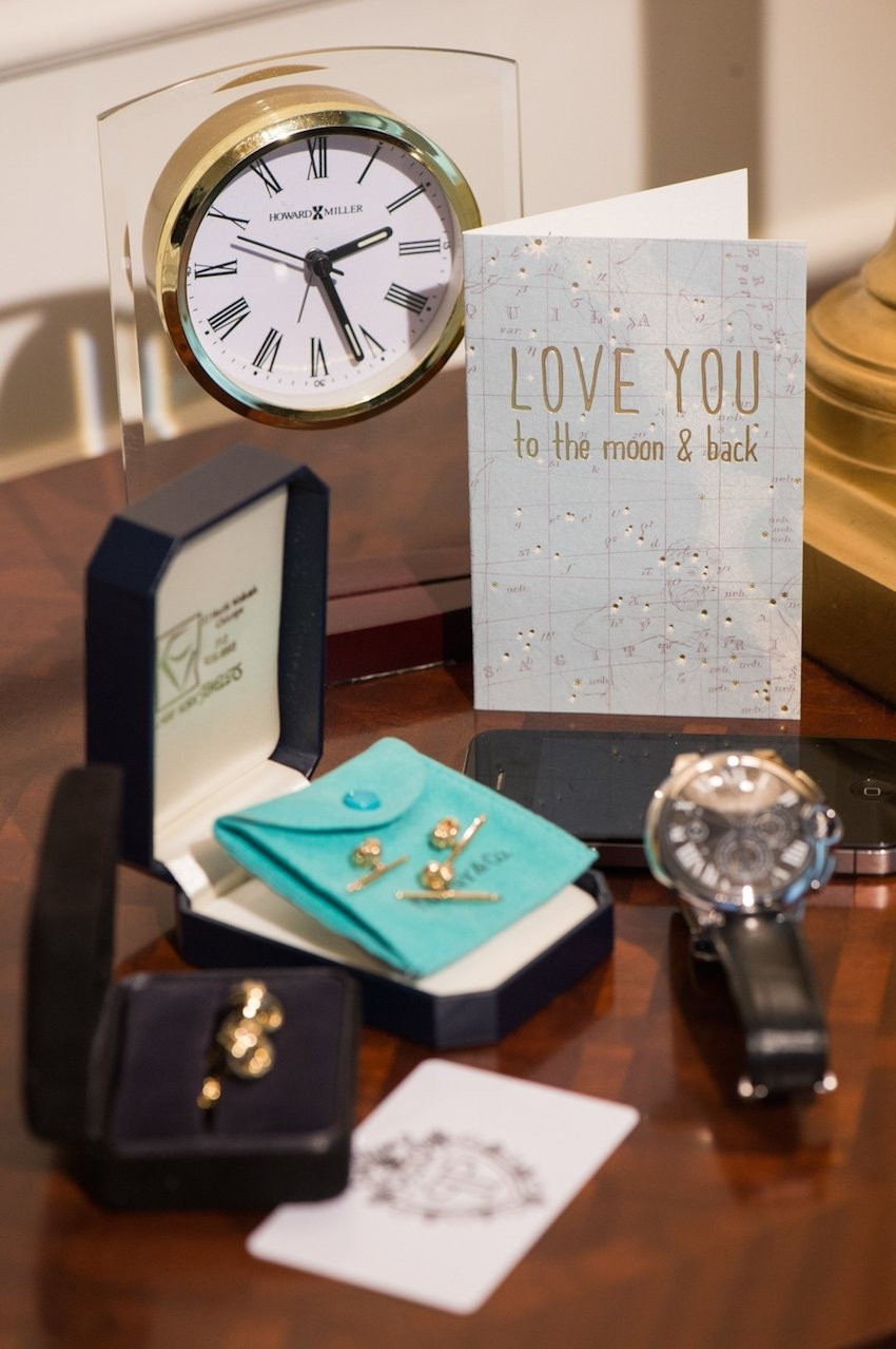 1St Year Anniversary Gift Ideas For Him
 10 Amazing Gift Ideas For First Wedding Anniversary 2021